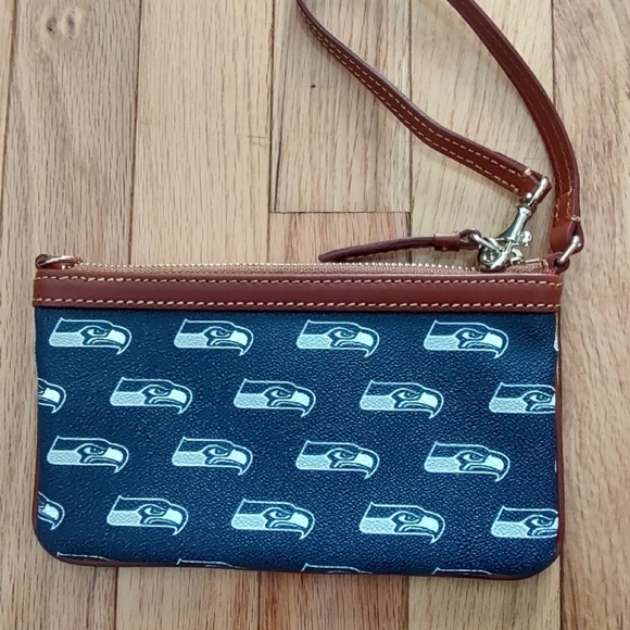 NEW Dooney & Bourke Seattle Seahawks wristlet clutch NWOT w/COA 🎁 - Picture 4 of 6